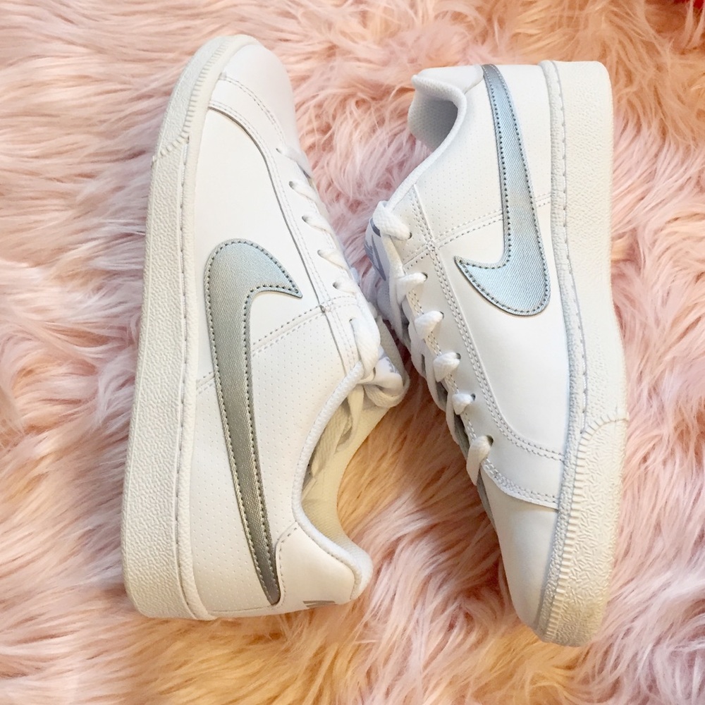 New Nike Women’s Sneakers silver metallic - Picture 5 of 5